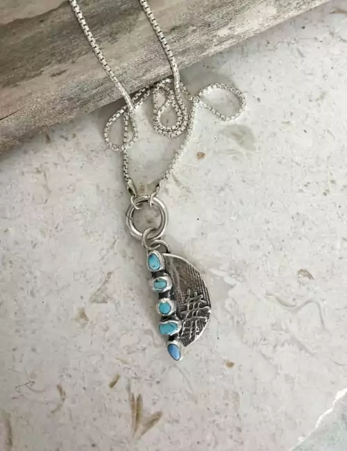 GOLDEN HILL Turquoise pendant necklace